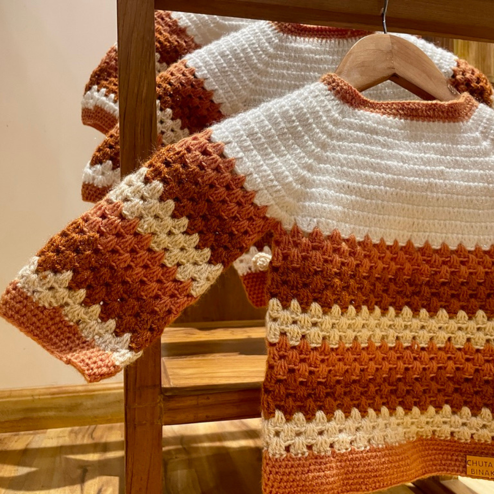 Brown hand knit boys sweater close-up texture – Chutak Binak