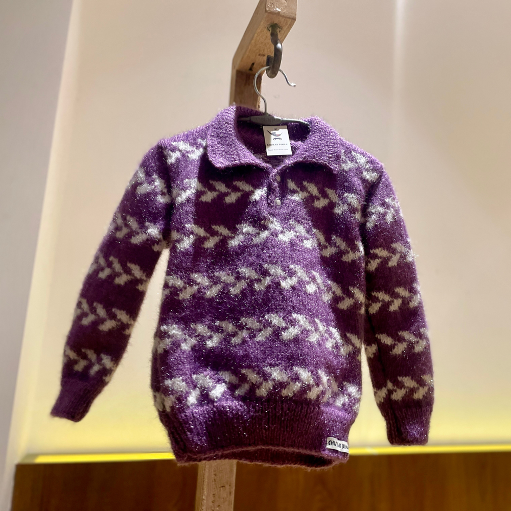 Hand knit purple kids sweater close-up texture – Chutak Binak
